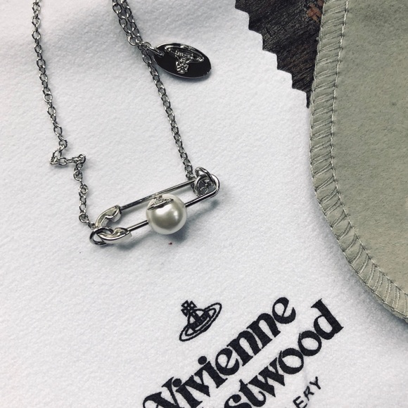 Vivienne Westwood Safety Pin Pearl 